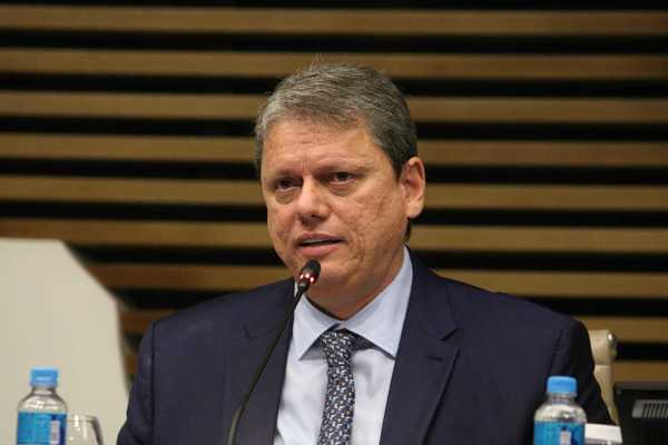Tarcísio de Freitas anuncia programa de educação com IA para São Paulo