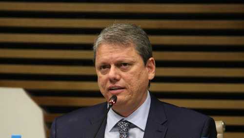 Tarcísio de Freitas anuncia programa de educação com IA para São Paulo