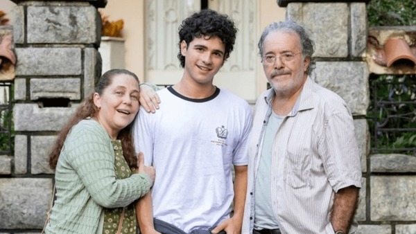 Ator de "Quem Ama Cuida" desabafa sobre homofobia: "Ainda tem muita gente"