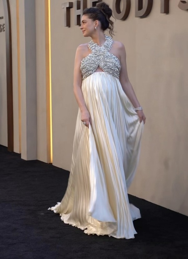 Anne Hathaway fala sobre maternidade e reage a rumores de “barriga falsa”