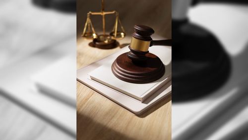 Homem é condenado a pagar R$ 75 mil após beijar criança à força em SC