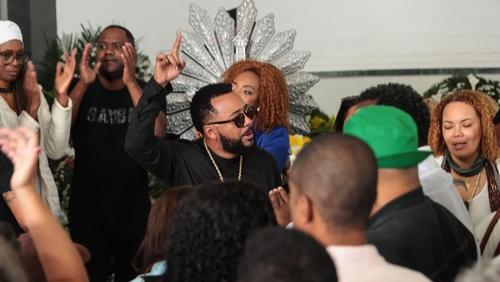 Dudu Nobre canta samba com as filhas durante velório da mãe, Anita Nobre