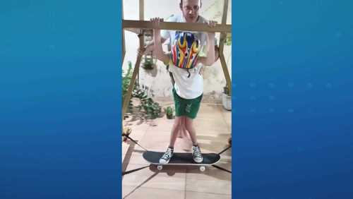 Pai cria skate adaptado para filho com hidrocefalia no ES