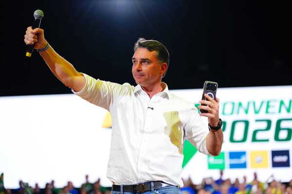 TSE restabelece filiação de Flávio ao PL e libera registro de candidatura