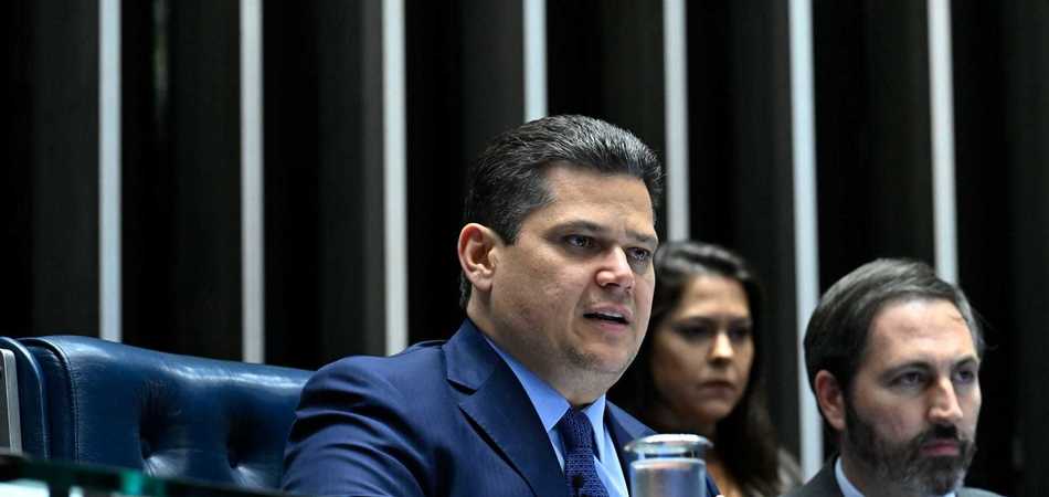 Alcolumbre atende Lula e encaminha fim da 6x1 como prioridade no Senado