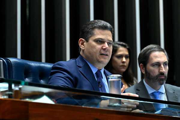 Alcolumbre atende Lula e encaminha fim da 6x1 como prioridade no Senado