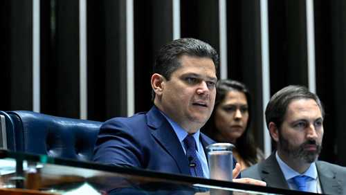 Alcolumbre atende Lula e encaminha fim da 6x1 como prioridade no Senado