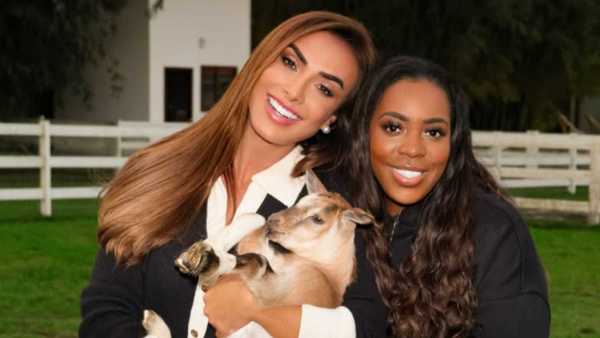 Nicole Bahls posa com mãe de Vini Jr. e cabrito batizado com nome do craque