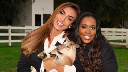 Nicole Bahls posa com mãe de Vini Jr. e cabrito batizado com nome do craque