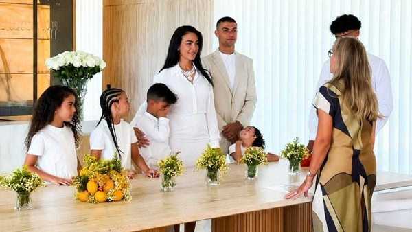 Na sala de casa e sem lua de mel: veja o casamento de Cristiano e Georgina