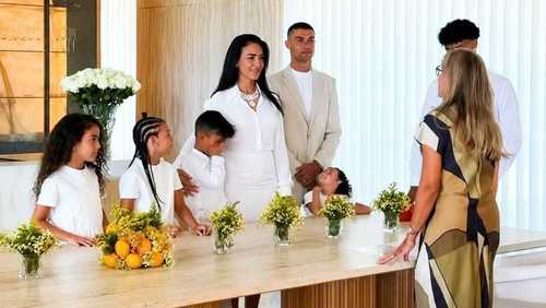 Na sala de casa e sem lua de mel: veja o casamento de Cristiano e Georgina