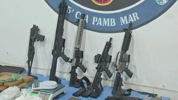 PM apreende arsenal do PCC após ataque a tiros contra base no Guarujá (SP)