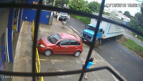 Caminhão invade supermercado na Avenida Patriarca; confira o vídeo