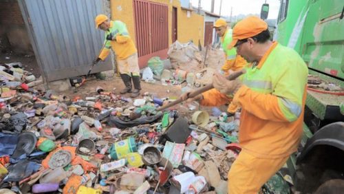 Coordenadoria de Limpeza Urbana retira montanha de lixo de residência