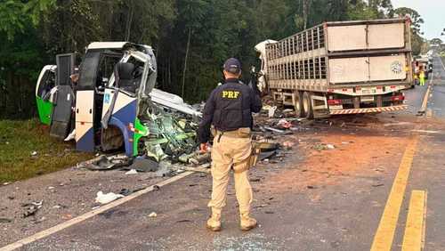 Colisão frontal entre carreta e ônibus deixa mais de 20 mortos no Paraná