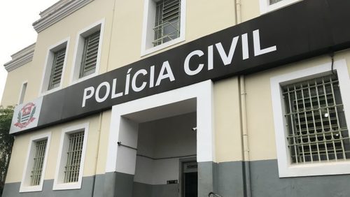 Homem tenta assaltar revendedora de carros, abandona moto no local, volta para buscá-la e é preso