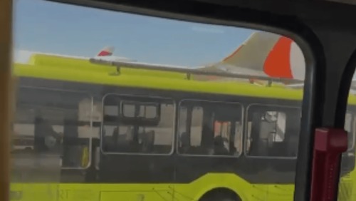 Vídeo: Ônibus atinge asa de avião da Gol no Aeroporto de Guarulhos (SP)