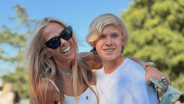 Adriane Galisteu chora após deixar filho na Suíça: “Coração dói”