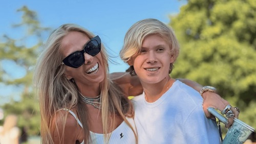 Adriane Galisteu chora após deixar filho na Suíça: “Coração dói”