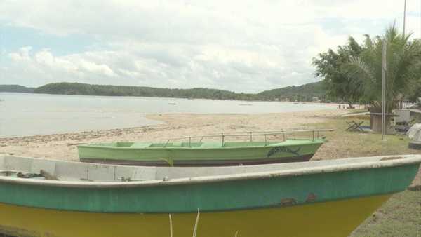 Justiça bloqueia R$ 387 mi de empresas por poluição em praia de Salvador