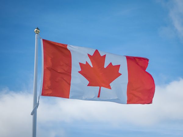 Canadá retalia os EUA e anuncia tarifas de 50% contra o país vizinho