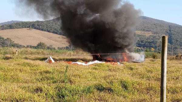 MG: Piloto aciona paraquedas após avião pegar fogo e cair em área de mata