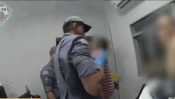 Policiais salvam bebê de dois anos que estava engasgado no interior de SP