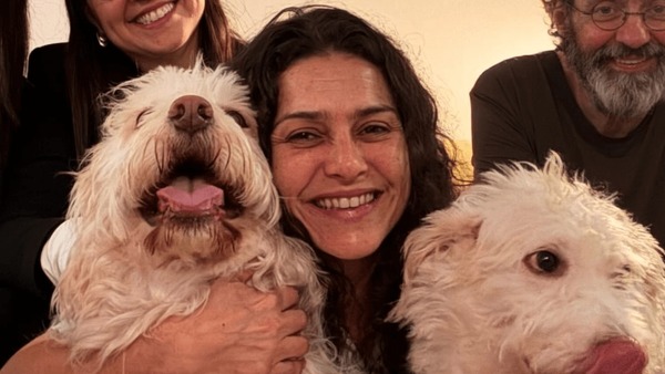 Letícia Sabatella recupera cão doado sem atualização após decisão judicial