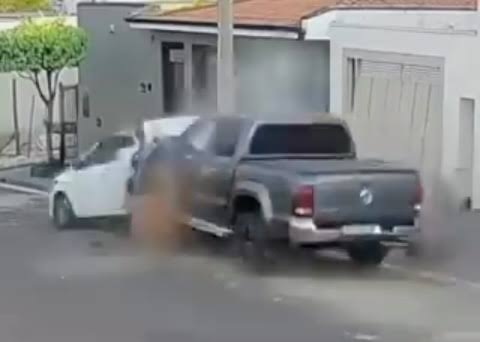 Caminhonete bate com tudo e destrói carro estacionado em Batatais