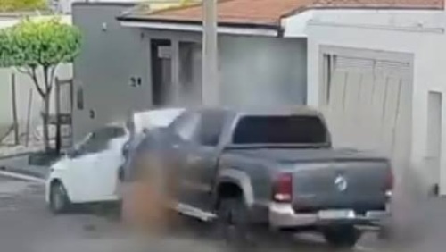 Caminhonete bate com tudo e destrói carro estacionado em Batatais