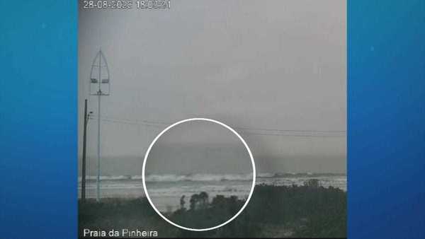 SC: Turista de 39 anos morre após ser atingida por raio na cabeça em praia