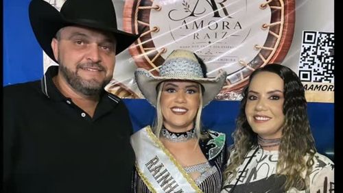 Rainha de rodeio revela viver trisal com irmã gêmea e agricultor; entenda