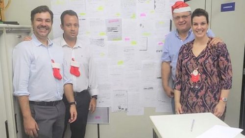 Estudantes adotam 400 cartas para Papai Noel