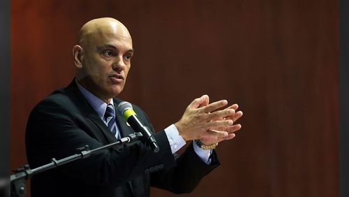 Moraes e Mendonça batem boca na chegada ao STF; segurança intervém