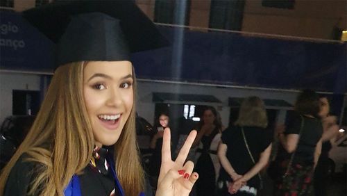Maisa Silva posta fotos em que anuncia sua formatura no Ensino Médio