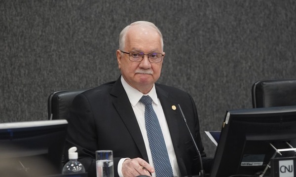 Fachin dá 5 dias para Moraes, Mendonça, PGR e PF explicarem investigações