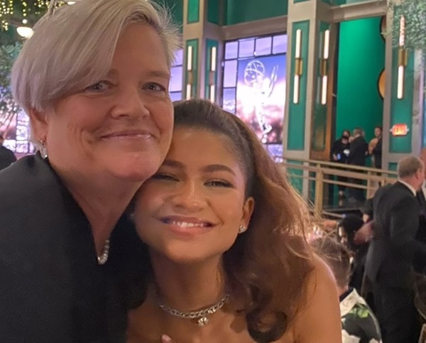 Mãe de Zendaya rebate ataques à aparência: “Triste e frustrante”