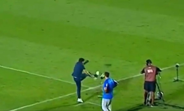 Abel Ferreira, do Palmeiras, é suspenso pelo STJD por dois jogos após chutar microfone da TV Clube