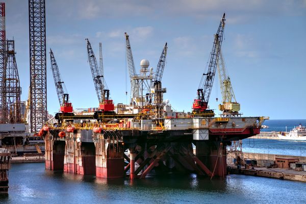 Petróleo sobe forte com tensão externa e encosta nos US$ 100