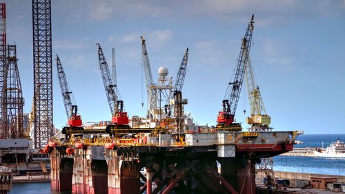 Petróleo sobe forte com tensão externa e encosta nos US$ 100