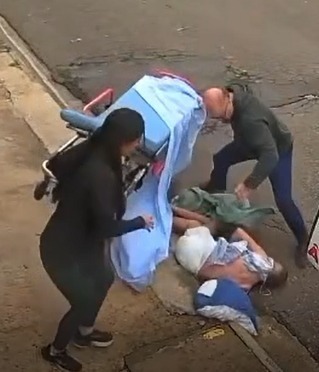 Paciente cai de maca durante transporte para ambulância