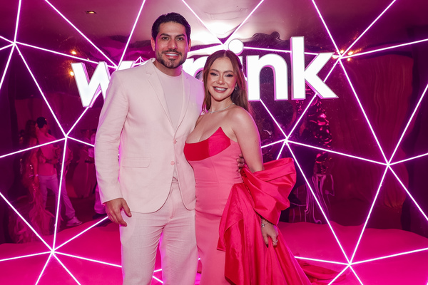 Em meio à polêmica, Yugnir Ângelo e Mirela Janis comparecem à festa da WePink.
