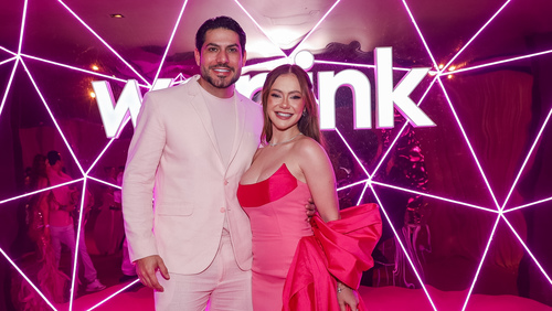 Em meio à polêmica, Yugnir Ângelo e Mirela Janis comparecem à festa da WePink.