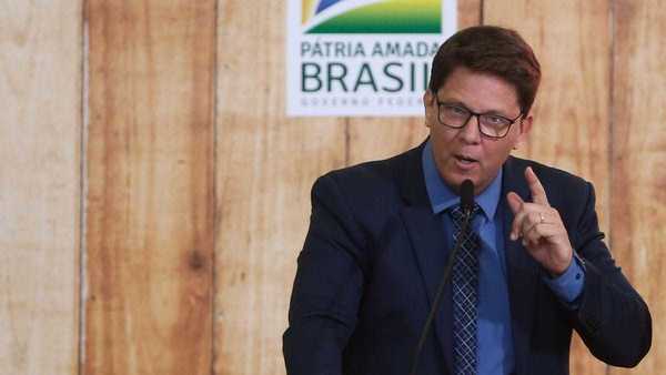 Flávio Dino proíbe Mario Frias de sair do Brasil sem autorização