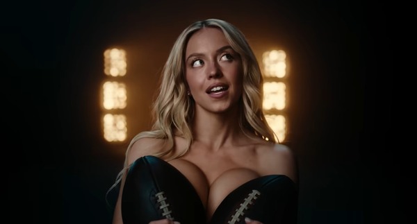 Sydney Sweeney rebate críticas a ensaio nu em comercial: 'Tapa na cara'