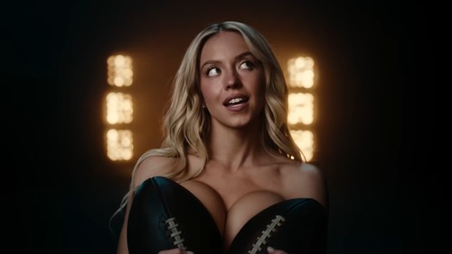 Sydney Sweeney rebate críticas a ensaio nu em comercial: 'Tapa na cara'