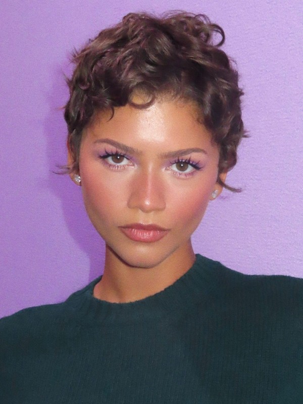 Zendaya muda radicalmente o visual e surpreende no Emmy 2026; veja fotos