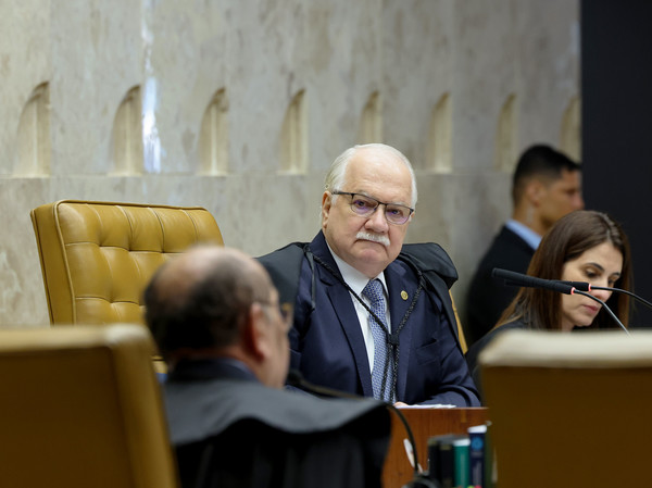 Fachin vota para separar ações contra Moraes e Mendonça; Dino discorda