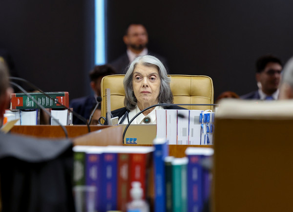 Estou em estado de consternação e tristeza nesta sessão, diz Cármen Lúcia