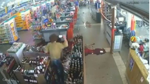 Homem quebra garrafas de vinho após ter o cartão recusado em mercado de Dourado, SP